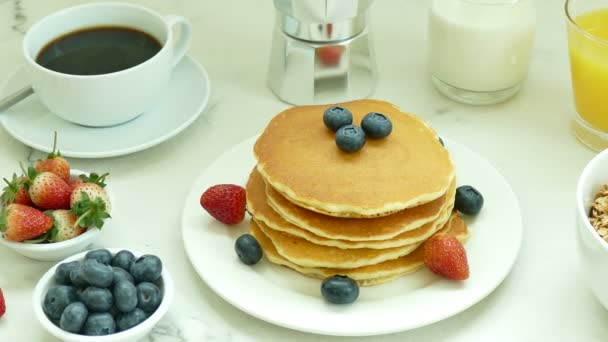 υπέροχο πρωινό με τηγανίτες, φρέσκα μούρα, καφέ και κουάκερ - Πλάνα, βίντεο