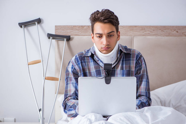 Раненый мужчина в чате онлайн через веб-камеру в постели дома - Фото, изображение