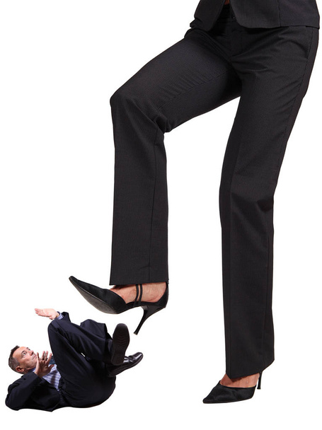 Empresário esmagado por mulher gigante em fundo branco
 - Foto, Imagem