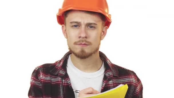 Fiatal szakmai férfi építész-ban egy hardhat jegyzetelés - Felvétel, videó