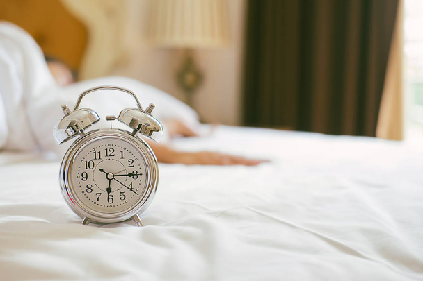 Éjjeli Alarm clock állva már a korai mor harang - Fotó, kép