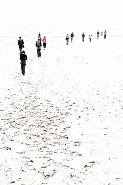  en la playa de invierno la niebla y la gente
 - Foto, imagen