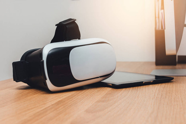 Vr virtual reality headset van de smart-phone concept en tablet op woo - Foto, afbeelding
