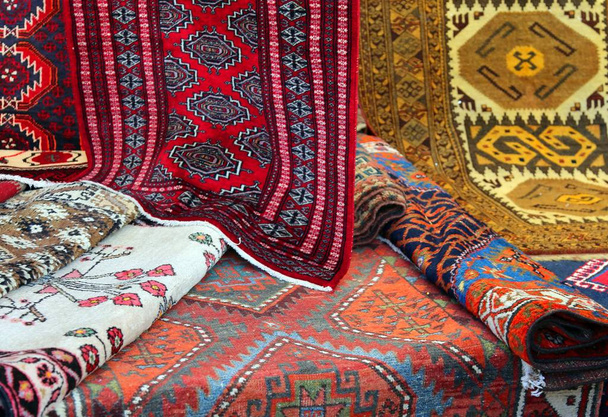 tappeti in vendita sul mercato
 - Foto, immagini