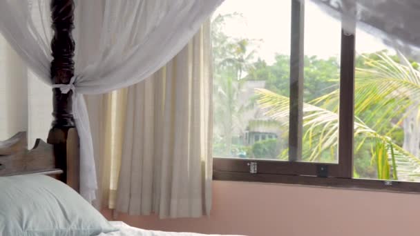 Kaunis makuuhuone, jossa on neljä juliste sänky ylellinen yksityinen loma huvila vuokraus sademetsässä Aasiassa. Bali, Sri Lanka
. - Materiaali, video
