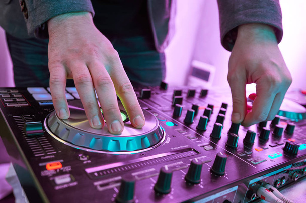 DJ reproduce y mezcla música en el controlador de mezclador midi digital
. - Foto, Imagen