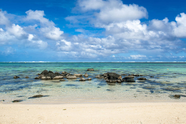 Hermoso paisaje de claro océano Índico turquesa
 - Foto, Imagen
