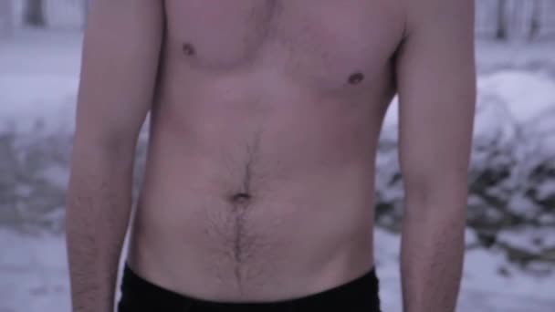 Mladý atraktivní nahé mokré chlap v lese na zimní den - Záběry, video
