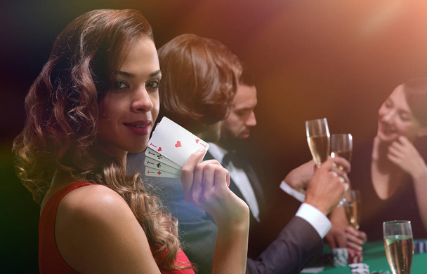 Woman at roulette table holding champagne glass in casino - Foto, Imagem