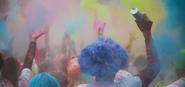 Maratona corrida de corrida, pessoas cobertas com pó colorido
 - Foto, Imagem