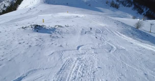 seguimento aéreo sobre esquiador esqui alpino com cão correndo atrás no inverno snowy pista de esqui de montanha no dia ensolarado.Acima Alpes montanhas neve temporada ativo esqui esporte people.4k voo drone
 - Filmagem, Vídeo