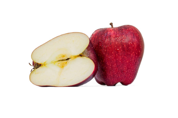 Punainen omena eristetty valkoisella pohjalla. Kokonaiset punaiset omenat viipaleen kanssa
. - Valokuva, kuva