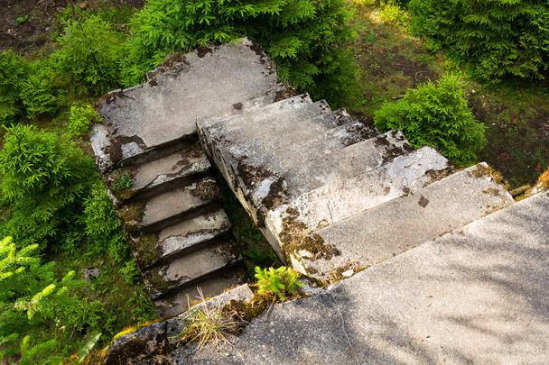 Betonové schodiště na opuštěné cínového dolu Rolavy a Sauersack zajatecký tábor poblíž Prebuz, Krušné Hory, Česká republika - Fotografie, Obrázek