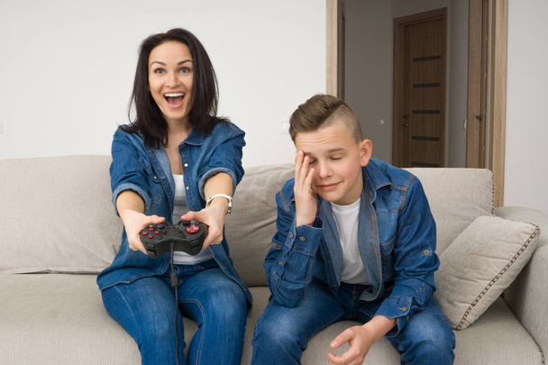Happy family playing console at home - Valokuva, kuva