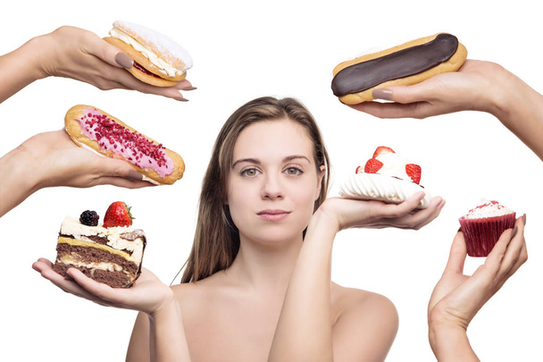 mujer rodeada de muchos pasteles
 - Foto, imagen