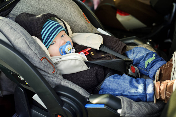 Baby in car seat - Foto, Bild