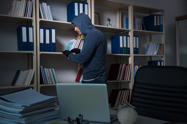 Junge Hacker hacken nachts in Computer - Foto, Bild