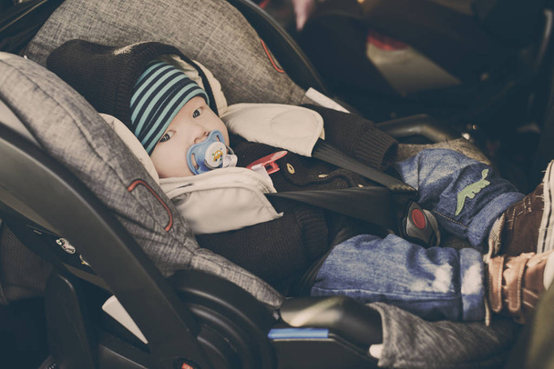 Baby in the car - Foto, afbeelding
