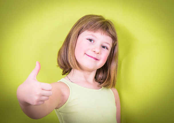 smiling girl with thumbs up  - Foto, Imagen