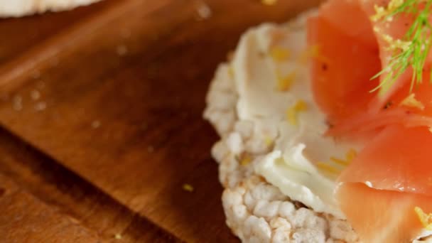 Delicious smoked salmon and cream cheese on rice bread toasts. - Filmagem, Vídeo