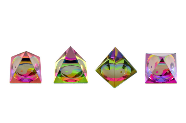 Yin yang vidro colorido imagens de estoque pirâmide. Conjunto de imagens de estoque de pirâmides coloridas. Enfeite de energia positiva. Rainbow jin jang pirâmide colorida
 - Foto, Imagem