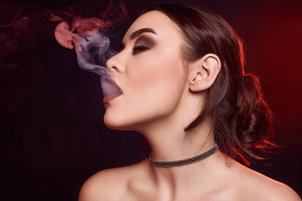 Glamour seductive gorgeous brunette woman smoking electronic cigarette - Foto, afbeelding