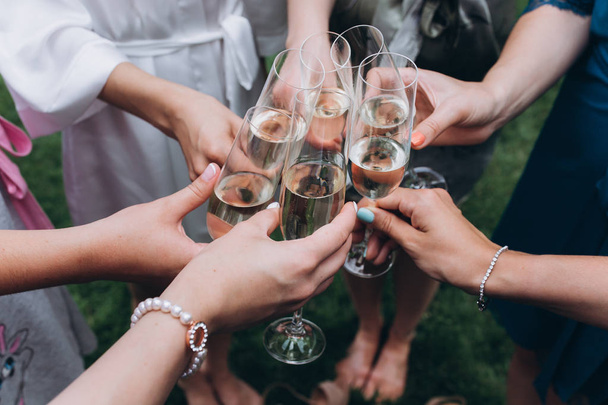 Os hóspedes parabenizam os recém-casados com uma taça de champanhe em suas mãos
. - Foto, Imagem