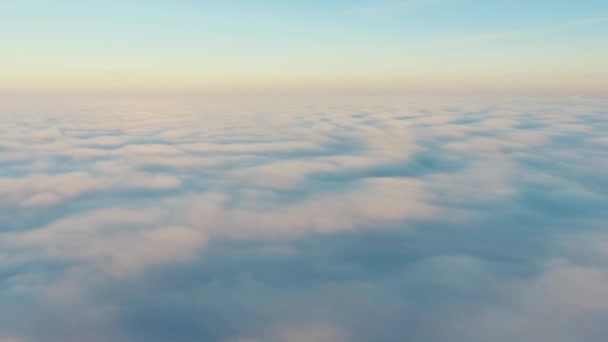 Αεροφωτογραφία. Πετώντας στην ομίχλη, πετώντας στην ομίχλη. Αεροφωτογραφία κάμερας. Πτήση πάνω από τα σύννεφα προς τον ήλιο. Ομιχλώδης καιρός, θέα από ψηλά. - Πλάνα, βίντεο