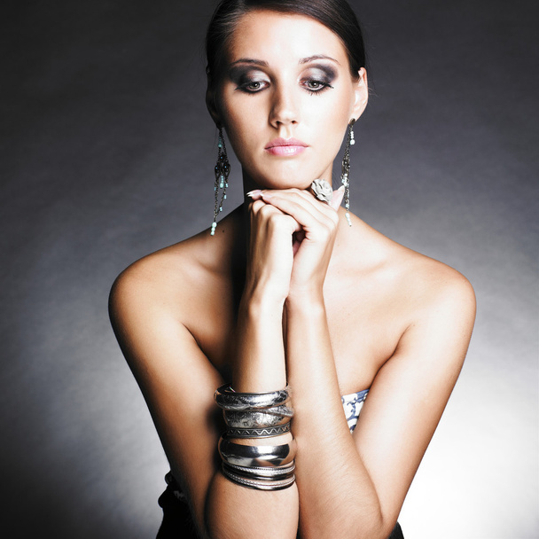 Beautiful woman with evening make-up. Jewelry and Beauty - Foto, Imagem