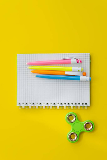 Notebook with colored pens - Fotoğraf, Görsel