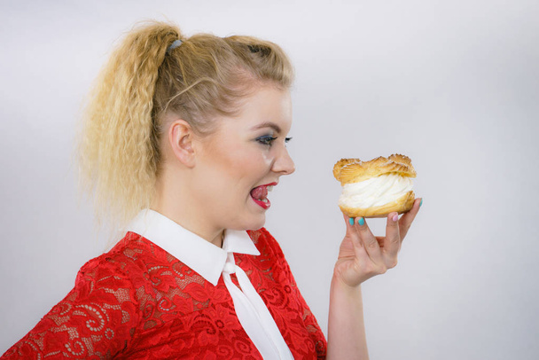 Woman holding cupcake dessert with cream - Zdjęcie, obraz