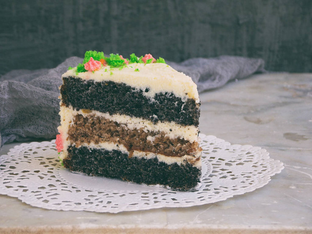 Вкусный маковый торт с ореховым печеньем и сырными сливками на светлом фоне. С днем рождения. Копирование пространства
 - Фото, изображение