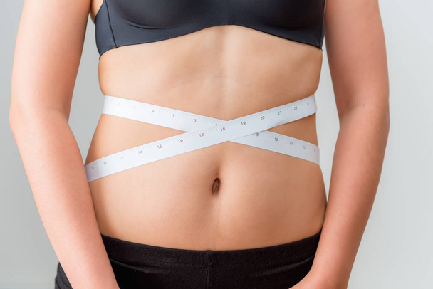 Retrato de mulher usando fita métrica na cintura, Saudável
  - Foto, Imagem