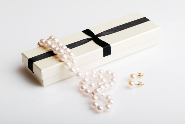 Жемчужный набор подарков: ожерелье и серьги
 - Фото, изображение