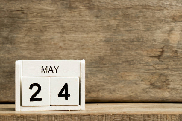 Белый блок календаря настоящее время 24 и месяц Май на деревянном фоне - Фото, изображение