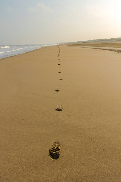 lépések a homokban a kihalt strand nyomában - Fotó, kép