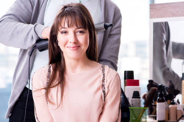 man stylist werken met vrouw in schoonheid salon - Foto, afbeelding