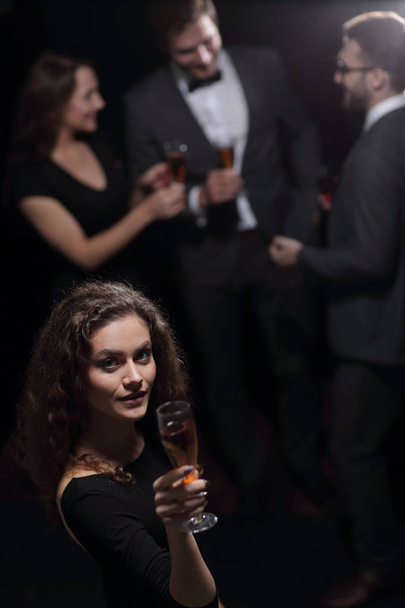 jeune femme élégante avec verre de champagne
 - Photo, image