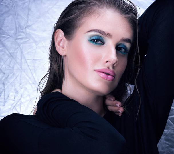 Retrato de cerca de una joven sexy en negro. Maquillaje profesional y cabello húmedo
 - Foto, imagen