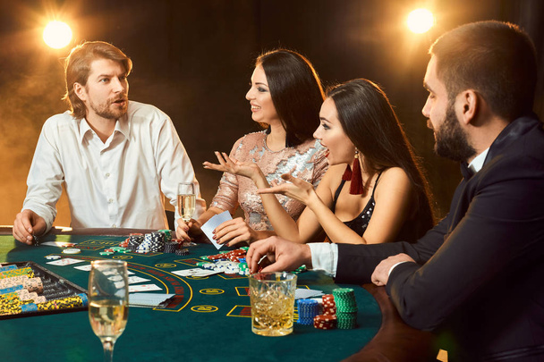 Amigos de clase alta jugando en un casino. - Foto, imagen