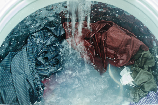 Одяг у пральній машині
 - Фото, зображення