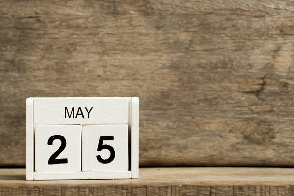 Weißer Blockkalender präsentiert Datum 25 und Monat Mai auf Holz-Hintergrund - Foto, Bild