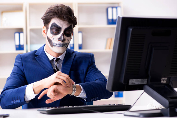 Бизнесмены в страшной маске работают в офисе - Фото, изображение