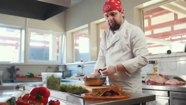 Készül a saláta az összetevők a konyhában az étterem séfje - Felvétel, videó
