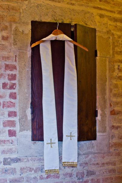 stola del sacerdote appesa nella scarsità della chiesa
 - Foto, immagini