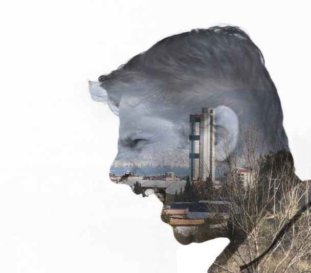 Rosto de um homem em Izmir Panorama
 - Foto, Imagem