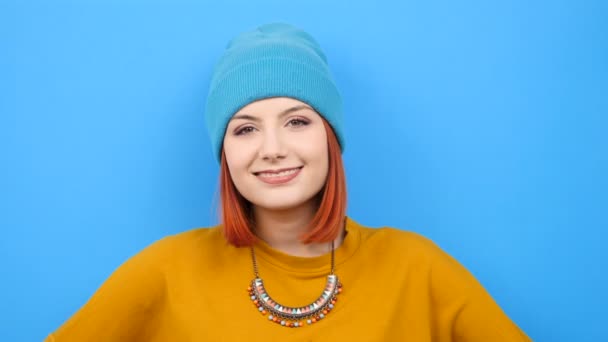 Cool hipster woman smiling at the camera - Filmmaterial, Video