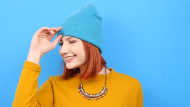 Cool joven mujer usando un sombrero azul y jugando con él
 - Metraje, vídeo