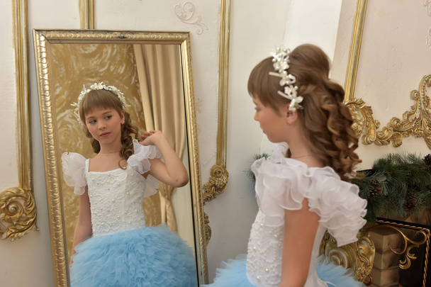 girl  looks at her reflection in the mirror - Foto, imagen