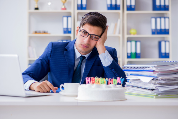 Genç işadamı ofiste tek başına doğum gününü kutluyor. - Fotoğraf, Görsel